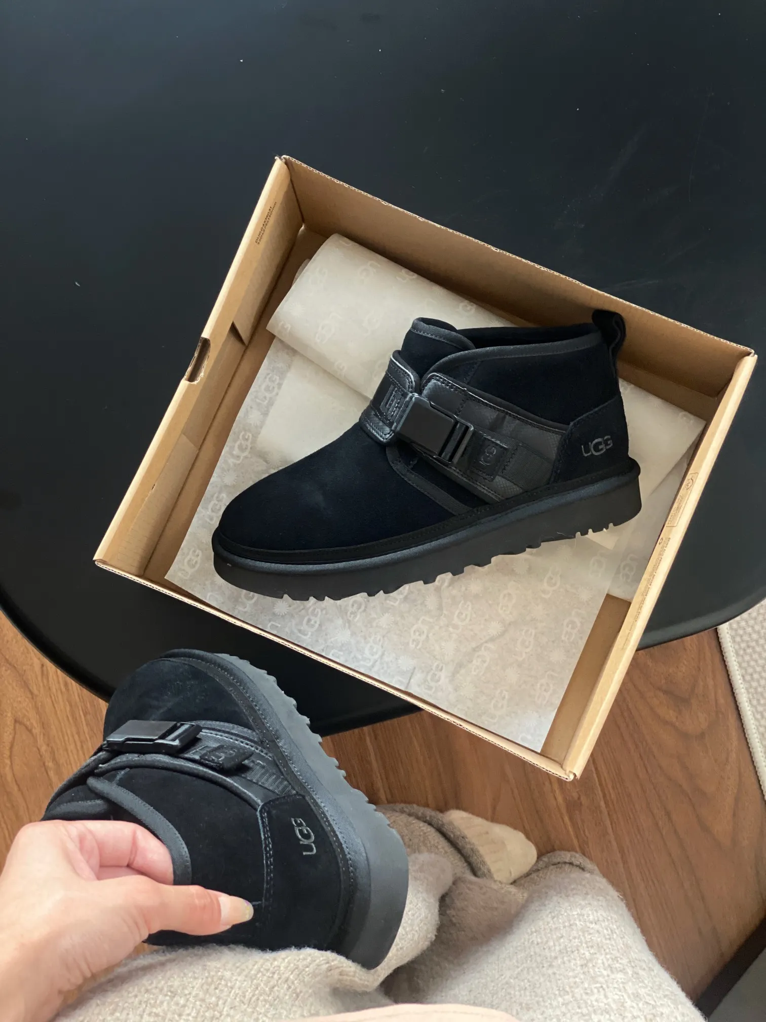 [UGG] P: 580💰 Men's model. Size: 39-44 UGG men's snow boots and wool shoes. The most popular style is now available, Neumel Snapback (buckle style). Material: cowhide➕sheep fur. Outsole: rubber (light wing technology) light! light! light! Super waterproof and available in 3⃣️ colors.